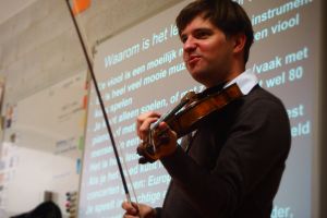 Violist Mathieu van Bellen op de Zeeuws-Vlaamse scholen