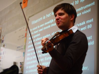 Violist Mathieu van Bellen op de Zeeuws-Vlaamse scholen