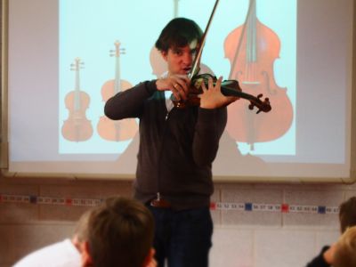 Violist Mathieu van Bellen op de Zeeuws-Vlaamse scholen