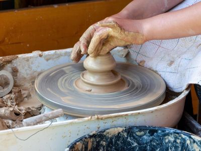 Keramiek. klei, pottenbakken en meer